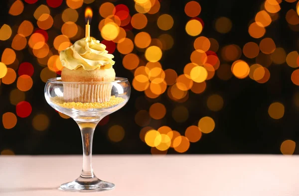 Smakelijke Verjaardag Cupcake op tafel tegen gedeconcentreerde lichten — Stockfoto