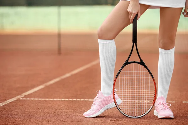 Mladá žena hraje tenis na kurtu — Stock fotografie