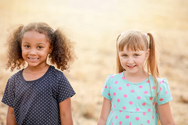 Porträtt av söta små flickor Utomhus — Stockfoto