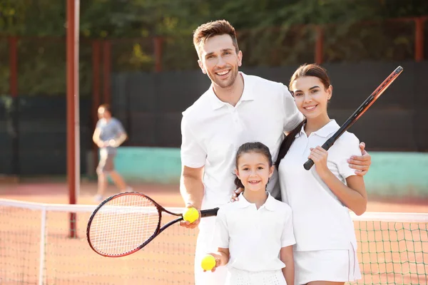 Joyeux famille sur le court de tennis — Photo