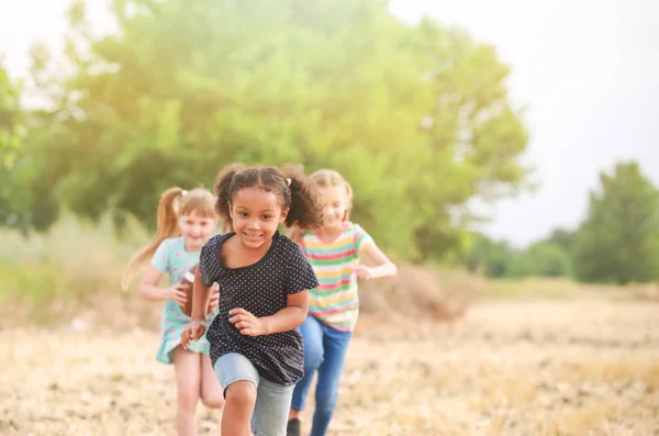 Petits enfants mignons courant à l'extérieur — Photo