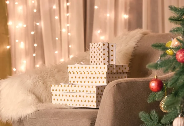Szép karácsonyi ajándékdobozokat fotel a szobában — Stock Fotó