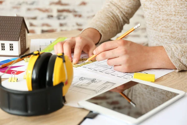 Architekt arbeitet an Bauprojekt im Büro — Stockfoto