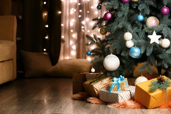 Muchas hermosas cajas de regalo bajo el árbol de Navidad —  Fotos de Stock