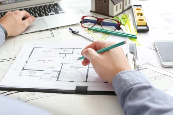 Arquitecto trabajando en proyecto de edificio en oficina, primer plano — Foto de Stock