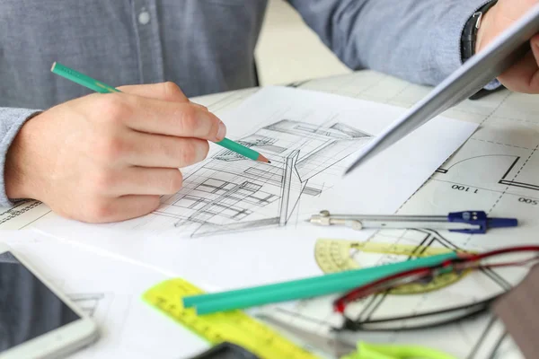 Arquitecto trabajando en proyecto de edificio en oficina, primer plano — Foto de Stock