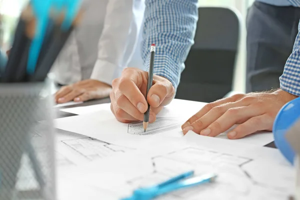 Arquitecto trabajando en proyecto de edificio en oficina — Foto de Stock