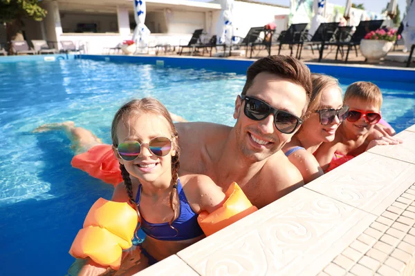 Bonne famille dans la piscine le jour de l'été — Photo