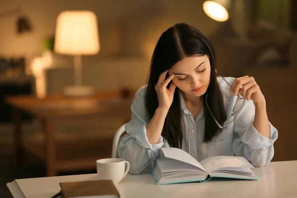 Étudiante fatiguée se préparant à l'examen à la maison le soir — Photo