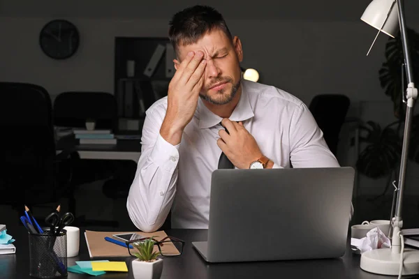 Gestresster Mann am späten Abend am Arbeitsplatz — Stockfoto