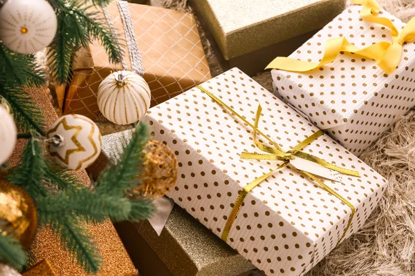 Molte belle scatole regalo sotto l'albero di Natale — Foto Stock