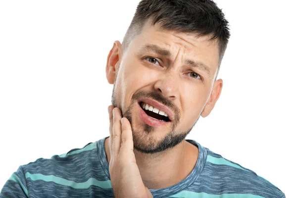 Человек, страдающий зубной болью на белом фоне — стоковое фото