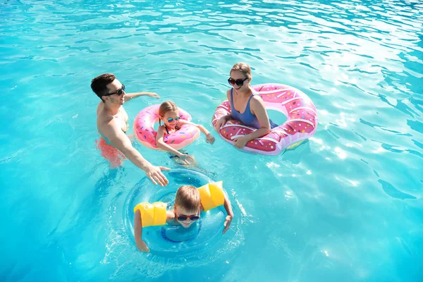 Щаслива сім'я купається в басейні в літній день — стокове фото