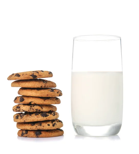Glas Milch und leckere Kekse auf weißem Hintergrund — Stockfoto