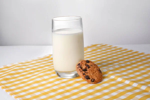 Vaso de leche fresca y galleta en la mesa —  Fotos de Stock