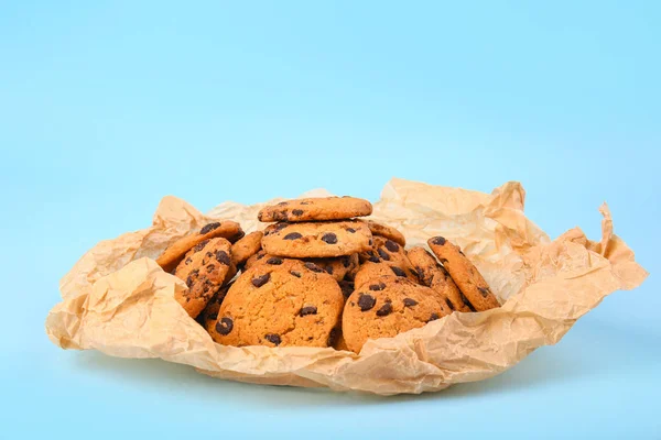 Tasty cookies with chocolate chips on color background — Stock Photo, Image