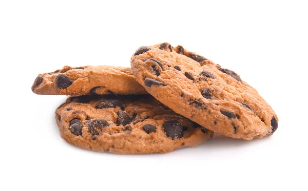 Beyaz arka planda çikolata parçalı lezzetli kurabiyeler — Stok fotoğraf