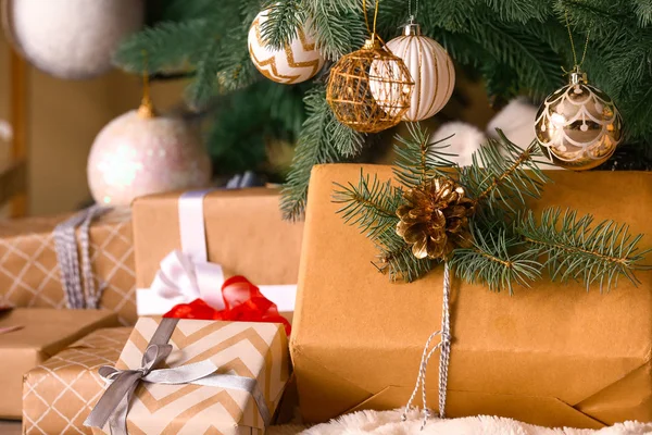 Muitas belas caixas de presente sob a árvore de Natal Fotografia De Stock