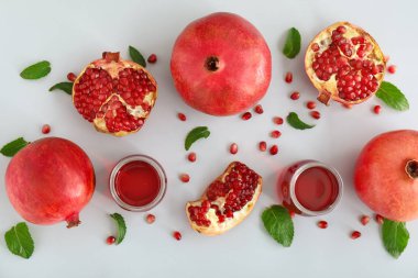 Hafif arka planda taze nar suyu ile kompozisyon