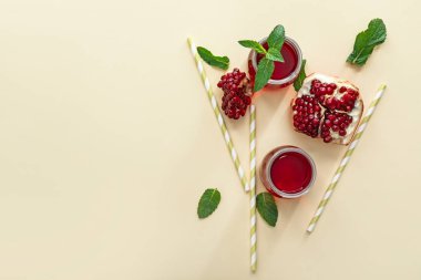 Hafif arka planda taze nar suyu ile kompozisyon