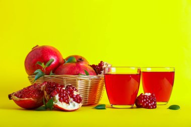 Renk arka planda taze nar suyu ile Kompozisyon