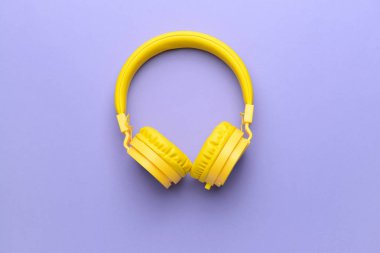 Renkli arka planda modern kulaklıklar