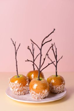 Masada lezzetli şeker elma ile Tabak