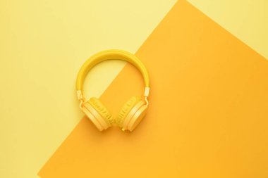 Renkli arka planda modern kulaklıklar