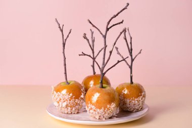 Masada lezzetli şeker elma ile Tabak