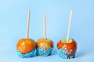 Renkli arka planda lezzetli şeker elma