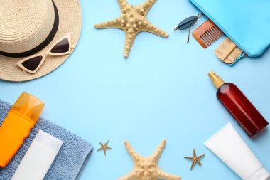 Renk arka planda plaj aksesuarları ve güneş koruma kremi