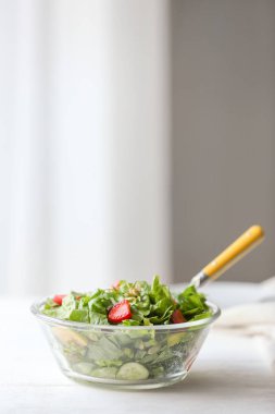 Tablo taze lezzetli salata ile kase