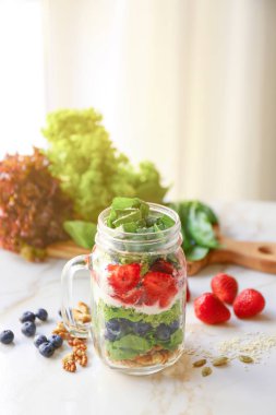 Masada taze lezzetli salata ile Mason kavanoz