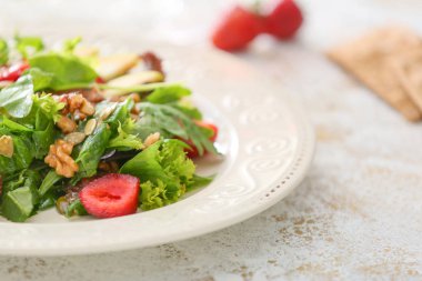 Tablo, closeup taze lezzetli salata ile plaka