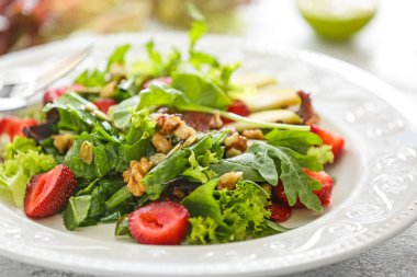 Tablo, closeup taze lezzetli salata ile plaka