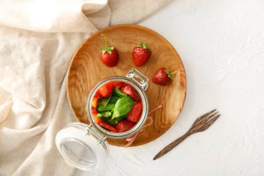 Masada taze lezzetli salata ile Kompozisyon