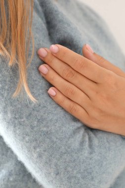 Güzel manikürlü bir kadın, yakın plan.