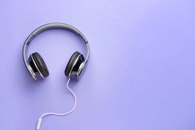 Renkli arka planda modern kulaklıklar