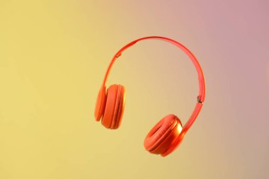 Renkli arka planda modern kulaklıklar