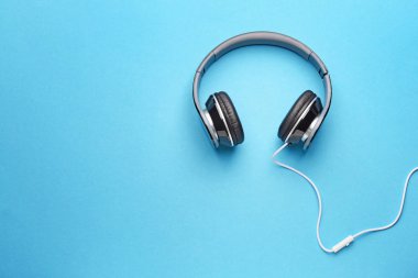 Renkli arka planda modern kulaklıklar