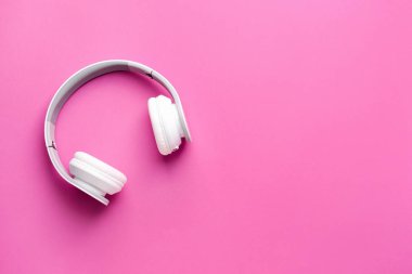 Renkli arka planda modern kulaklıklar