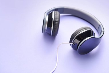 Açık arka planda modern kulaklıklar