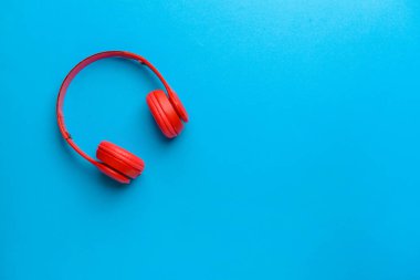 Renkli arka planda modern kulaklıklar