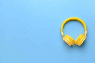 Renkli arka planda modern kulaklıklar