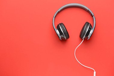 Renkli arka planda modern kulaklıklar