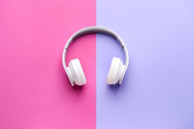 Renkli arka planda modern kulaklıklar