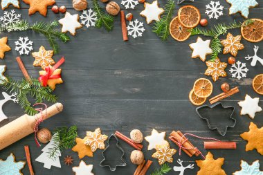 Lezzetli Noel çerezleri ve koyu ahşap arka plan üzerinde metin için yer ile Kompozisyon