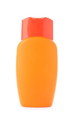 Beyaz arka planda güneş koruma kremi şişesi