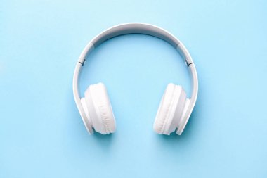 Renkli arka planda modern kulaklıklar