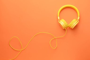 Renkli arka planda modern kulaklıklar